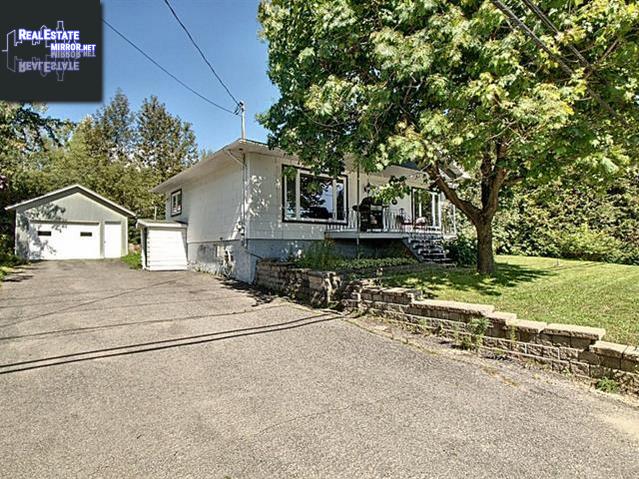 Property 2887 Av. Royale main img