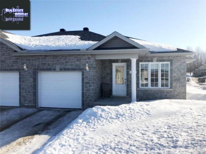 Property 1740 Suzie Crescent Crescent main img