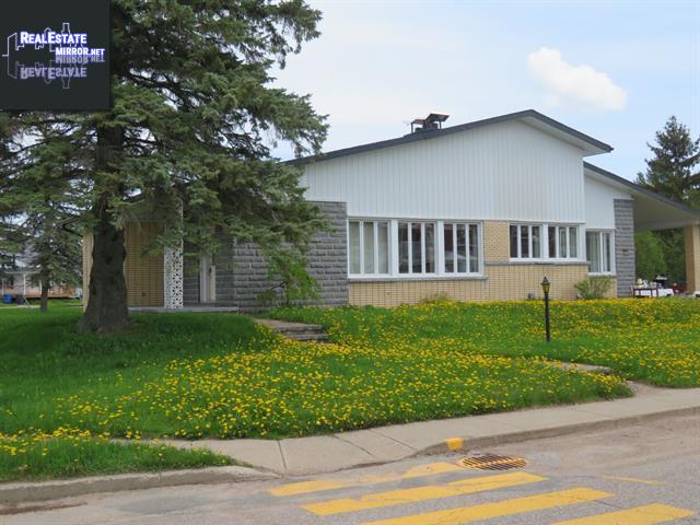Property 1840 Rue Principale main img