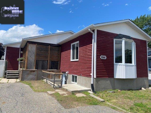Property 3382 Rue Des Epinettes main img