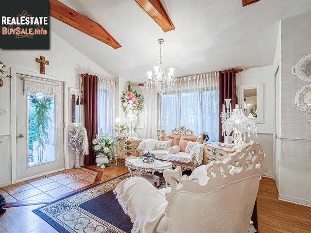 Property 31z Av. St-Denis img1