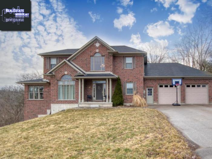 Property 17 Huron Street N main img