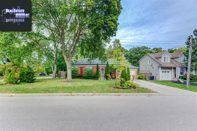 Property 1589 Glenhill Crescent main img