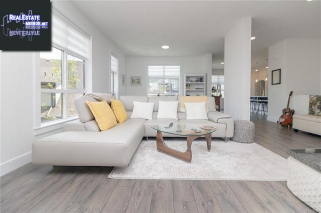 Property 136 467 Royal Bay Dr main img