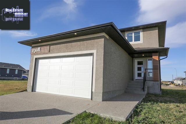 Property 2308 Saunders Cres main img