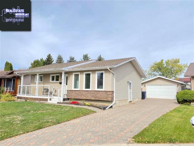 Property 415 Smoothstone Cres main img