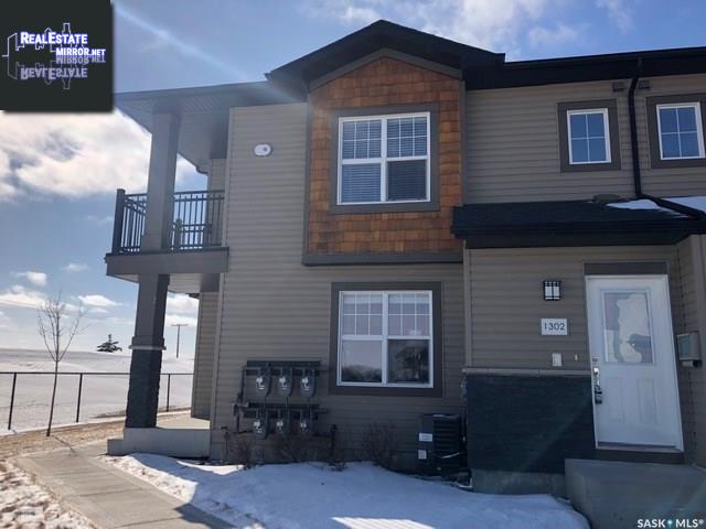 Property 1302 1015 Patrick Cres main img