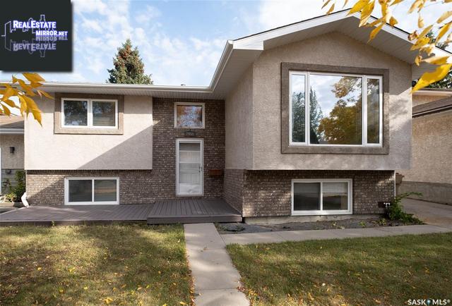 Property 2958 Kutarna Cres main img