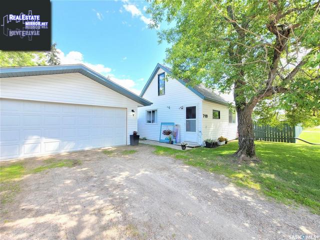 Property 719 2nd Avenue W main img