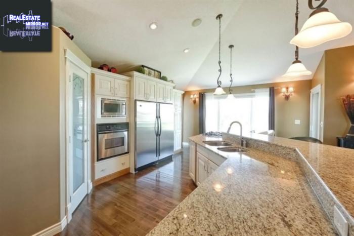 Property 3220 31 Av Nw main img