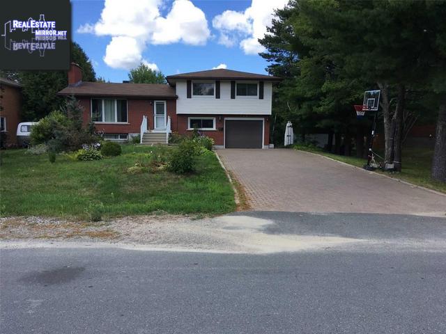 Property 1981 Latimer Cres main img