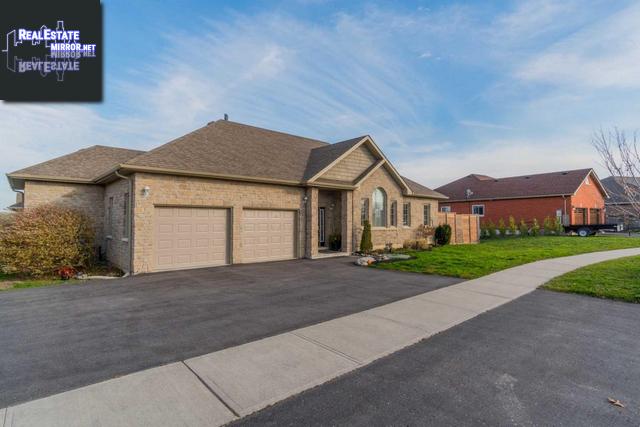 Property 301 Ivey Cres main img